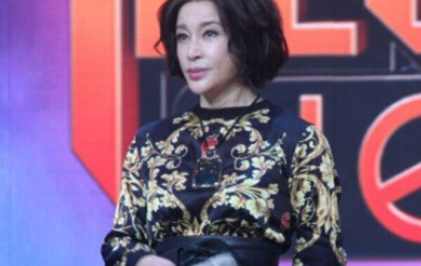 60岁刘晓庆短裙露美腿 首度公开承认整容|刘晓