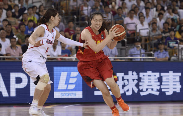 北京时间9月1日，女篮亚锦赛继续进行，中国女篮迎来了小组赛最强对手卫冕冠军日本队。前三节，女篮一直处于落后。不过第四节女篮赶上并且反超了比分，然而最后时刻中国女篮4罚1中，日本队最后一攻得手，最终57比56险胜中国女篮。