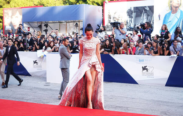 当地时间9月12日，第72届威尼斯电影节（72nd Venice Film Festival）闭幕，中国明星纷纷现身闭幕式红毯。《老炮儿》军团霸气亮相，其中许晴身穿裸色印花裙，踏上红毯时手提裙摆露出美腿成为焦点。