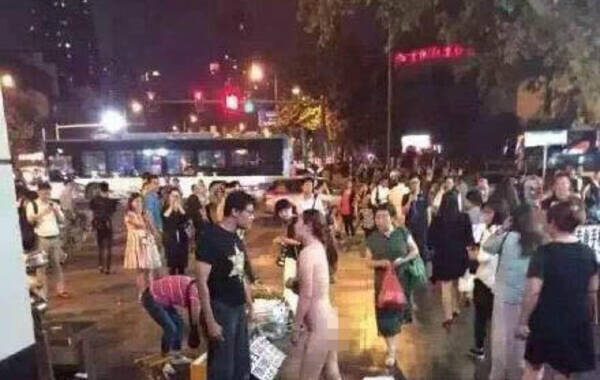 南京情侣吵架女子全裸 疑因男友不肯买苹果手