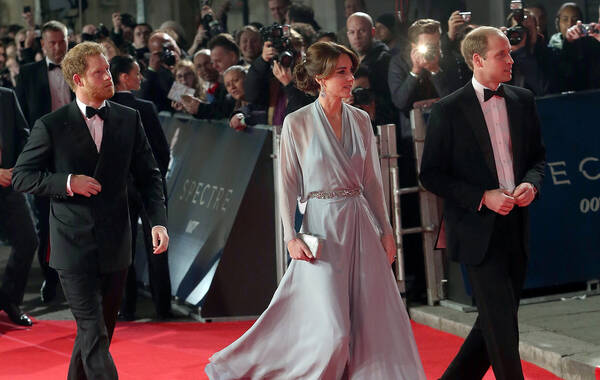 英国伦敦当地时间10月26日，007电影《大破幽灵危机》（Spectre）全球首映礼盛大举行。男主角丹尼尔-克雷格领衔主创亮相，英国皇室集体出动助阵，威廉王子、凯特王妃、哈里王子一同现身。