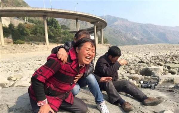 据华西都市报报道，对于四川攀枝花市仁和区务本乡村民邓钢明和妻子董从蓉来说，过去的一周，他们经历了的丧子之痛。11月30日下午，儿子邓树超跳入金沙江，自杀身亡。12月3日，在金沙江与雅砻江交汇处，邓树超遗体被渔民发现。邓钢明说，他和妻子前去认尸，渔民却要收1.8万元的捞尸费，后经协商仍然要收8000元，而他家中经济困难，根本拿不出这么多钱，只能让儿子遗体继续浸泡在江中。