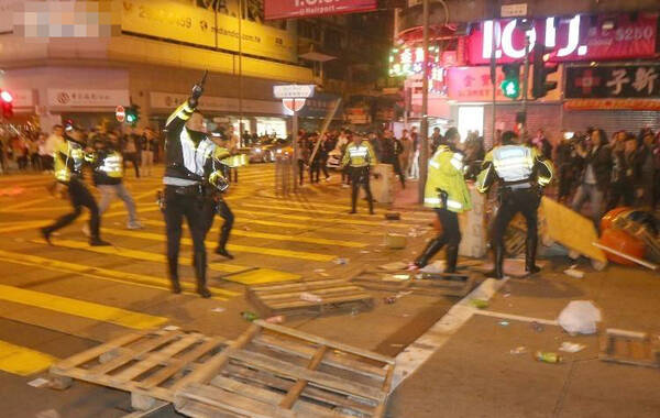 2016年2月9日报道，香港旺角区，8日深夜因取缔无牌小贩摆卖，演变成骚乱，有暴徒趁机滋事，多次冲击警方防线并袭击警员，警方多次施放胡椒喷雾，控制场面，有交通警员向天鸣枪两响，保护遇袭同袍。事件到天亮仍未平息，旺角西洋菜街的街头有多处遭纵火。