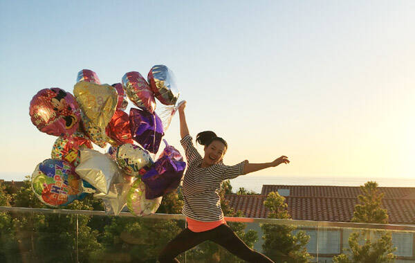 23日下午，章子怡在微博中晒出一组童趣满满的照片，并写道：“下了瑜伽课没收住，愣是把小醒醒的气球给玩飞了。”照片中，章子怡手拿一束氢气球，身姿灵动，最后竟然把气球放飞到了天上。