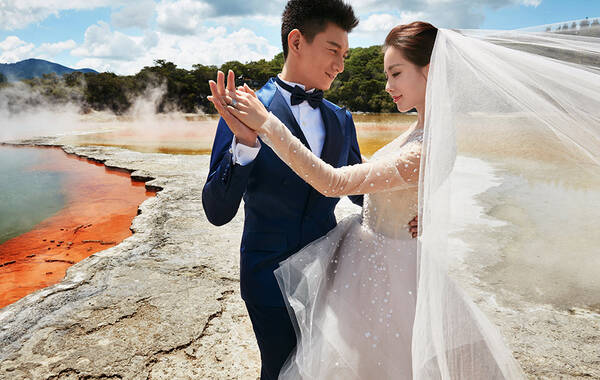 近日，吴奇隆刘诗诗婚礼临近的消息此起彼伏，日前更被拍到二人远赴新西兰为婚礼拍摄婚纱照，此行婚纱大片也于3月8日首曝光。