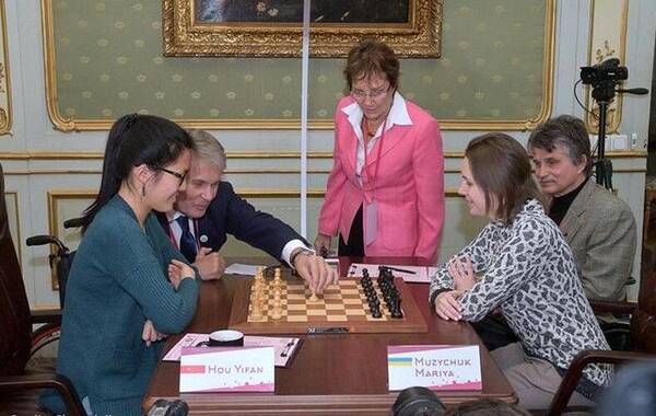 在当地时间14日晚结束的利沃夫女子国际象棋世界冠军对抗赛第9局对阵中，目前排名女子国际象棋等级分世界第一的中国棋手侯逸凡执白先行战胜乌克兰棋手、现任国际象棋棋后穆兹丘克后，以6分的总积分提前一盘封后。这是侯逸凡第四次夺得女子国际象棋世界冠军。