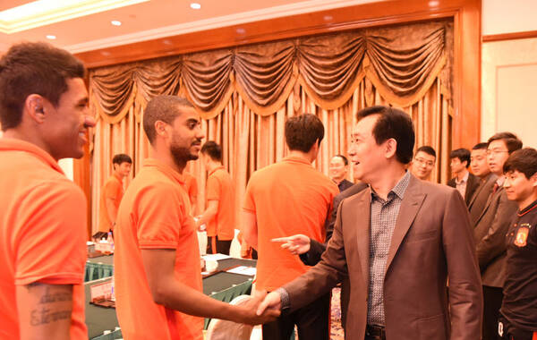 北京时间4月16日，恒大召开内部管理会议，许家印为球队鼓劲。图为许家印和阿兰握手