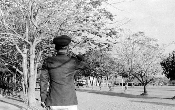 孙立人，国民革命军著名将领，抗日名将。历任财政部税警总团团长、支队司令、国民革命军师长、军长，东北保安副司令长官、台军陆军副总司令、总司令、“总统府参军长”等职，并荣获中华民国四等云麾勋章、大英帝国司令勋章、美国丰功勋章以及中华民国青天白日勋章。（来源：爱历史的凤凰博报）