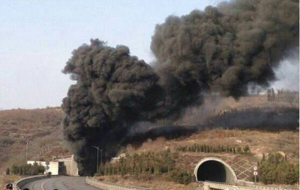 记者从山西省晋城市政府新闻办获悉，根据16时44分的最新通报，晋济高速岩后隧道交通事故现场已发现7具遇难者尸体。3月1日14时50分，晋济高速岩后隧道内一辆拉煤车和一辆载有液态甲醇的车辆发生相撞，引发起火和爆炸。截至记者发稿，事故已造成至少7人死亡，10人受伤，其中1人伤势较重。