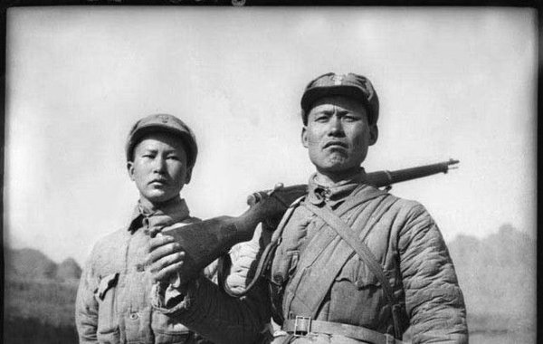 1941年9月，在侵华日军对晋察冀根据地的大扫荡中，作为八路军晋察冀军区第一军分区第一团七连六班的战士，宋学义与战友马宝玉、葛振林、胡德林、胡福才四位战友一起，在弹尽粮绝之际，宁死不屈，从狼牙山纵身跳下，由此，他们被称为“狼牙山五壮士”。五壮士中，宋学义与葛振林被山腰树枝挂住，幸免于难。图为1941年，负伤生还的葛振林（右）、宋学义。李途/摄