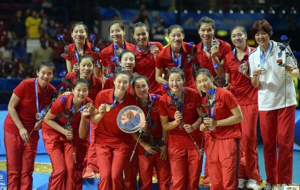 北京时间10月13日凌晨，2014女排世锦赛进入最后一天。在冠军争夺战中，中国女排历经四局苦战，1-3不敌美国女排，继1998年后再次收获亚军。四局比分分别是25-27、20-25、25-16和24-26。美国队历史上首次夺得世锦赛冠军，这也是球队首个世界冠军。