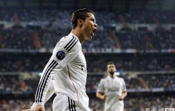 凤凰体育讯 北京时间3月11日凌晨3点45(当地时间10日晚间20点45)，2014-15赛季欧冠1/8决赛次回合一场焦点战，皇马坐镇伯纳乌主场迎战沙尔克04。C罗和亨特拉尔梅开二度，富克斯、本泽马以及萨内各进一球，沙尔克04客场4-3击败皇马，但是皇马以总比分5-4惊险晋级欧冠8强。此役，C罗欧冠总进球达到75粒，追平梅西并列欧冠历史总射手榜第一。图为C罗庆祝进球。