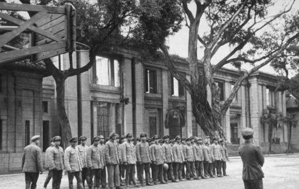 这是一组美国生活杂志摄影师卡尔迈当斯，于1949年3月拍摄的广州国民党军老照片。图集反映了解放前夕，这些国民党士兵的真实生活。 1.国军士兵列队站在广州英国领事馆前，该领事馆在1948年1月16日“沙面事件”群众抗议示威时被破坏。