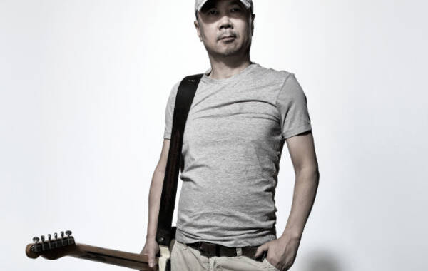 “中国摇滚之父”崔健与索尼音乐合作，12月25日发行全新专辑《光冻》，睽违10年再出“辑”，以乐坛王者之姿“回归”华语乐坛，海内、外乐迷引颈期盼之际，可望替华语乐坛带来一场繁盛的音乐洗礼。虽是暌违10年没发专辑，但崔健其实未曾离开音乐岗位，由他亲自执导的最新单曲《外面的妞》音乐微电影将于12月24日在YOUTUBE播出，将音乐与电影合体成为意识形态的极致化，势必将引起热议。而崔健将要发行的最新创作大碟《光冻》更是他心血的结晶，一向对音乐质量要求完美，从音乐制作到印刷编排一手包办，经过无数次讨论与修改，原定于12月18日发行的专辑，延至12月25日才面世，让乐迷望眼欲穿，不过也意外的成为一份圣诞大礼，由崔健老师亲手为乐迷奉上。