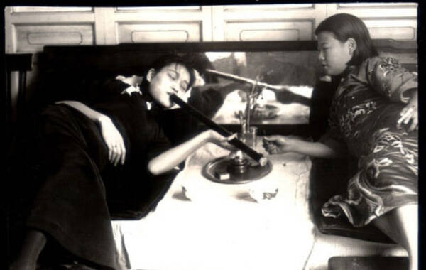 女子抽鸦片（1935年） 