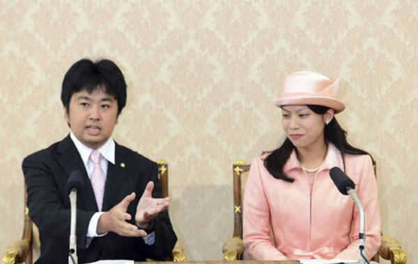 据新华社电日本宫内厅27日宣布，高圆宫宪仁亲王次女典子与一名神职人员订婚，婚礼定于今年秋季举行。这将是2005年以来，日本皇室成员首次举行婚礼。典子将于婚后脱离皇室身份。图为千家国麿（左）和典子出席新闻发布会。