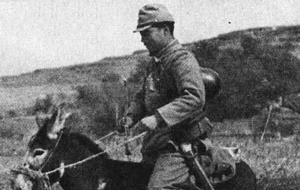 骑在驴上的日军士兵招摇过市。