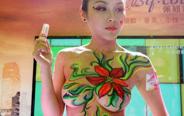 2013年5月20日，第十八届中国美容博览会在上海新国际博览中心召开。人体彩绘吸引万众眼球。  