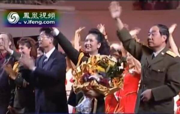 彭丽媛2005年6月20日随总政歌舞团访俄，在莫斯科柴可夫斯基音乐厅举行一场音乐会，连过道上都坐满了热情的莫斯科民众。