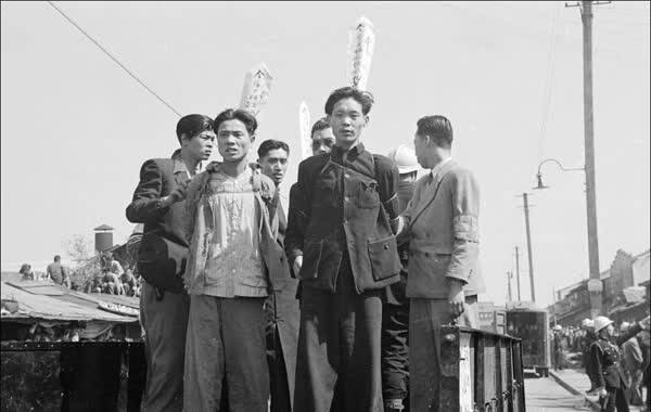 民国三十八年（1949年）5月11日，上海。死刑犯人在临刑前。（哈里森·福尔曼 Harrison Forman 摄）