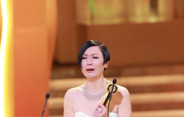 12月16日晚，香港TVB2013台庆颁奖礼举行。呼声最高的田蕊妮最终在五强中脱颖而出，击败杨怡、徐子珊、钟嘉欣、陈法拉，在颁奖嘉宾黄秋生手中接过奖项，成功登上视后宝座。