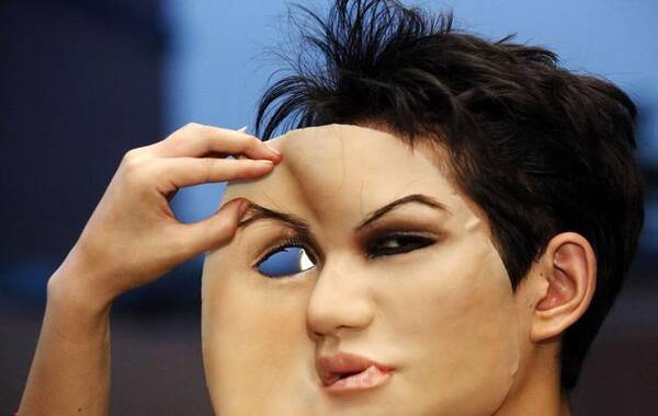 仿真人皮另类整容 揭秘19岁男生易容术全程