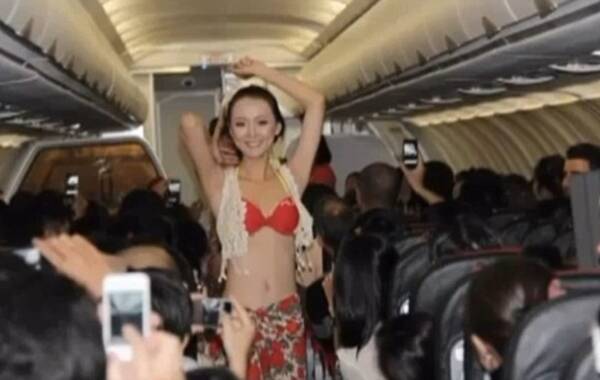 近日，越南VietJet Air航空公司一架班机在由胡志明市飞往海滨之城芽庄的过程中，举办了别出心裁的“夏威夷比基尼舞蹈表演”，不料却因此遭到罚款。