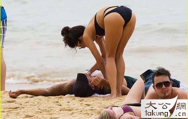 据外媒报道，当地时间1月2日，美国名模安娜丽尼·麦考德与男友被拍到在海滩享受日光浴。安娜丽尼身着绑带比基尼大秀性感。
