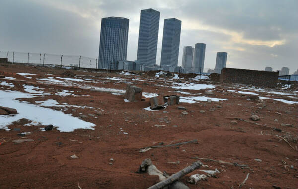 2012年12月16日，康巴什的一座工地，这处工地已经开工近5年。