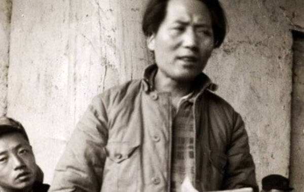 毛泽东自称身上既有虎气也有猴气，一生最怕束缚，即便是成为领袖人物之后，也从不刻意注重仪表，可谓不修边幅。这与一生特别注重仪表的周恩来，恰好形成了一个鲜明的对照。