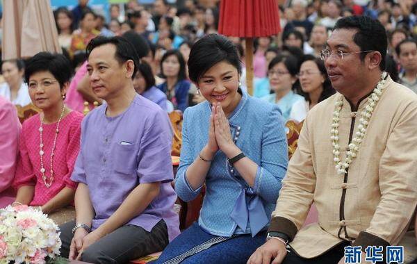 泰国总理英拉+穿淡蓝色民族服饰气质佳