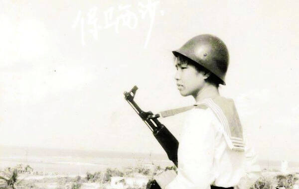 1974年11月外科手术室的海小云参加医疗小分队前往西沙。与那里的外科宋医生共三人组成了赴西沙巡防区医疗小分队，目的是在小岛上开展简单的小手术，为战士们解除病痛。打点好必备的医疗器械后，我们登上了护卫舰向巡防区所在地——西沙永兴岛驶去。（图片来源：凤凰网历史）