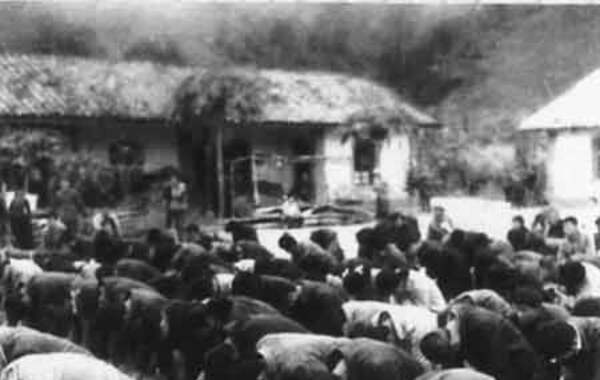 在1978年冬到1979年春，云南的西双版纳发生了一场五万知青罢工请愿大返城的事件。图：云南五万知青罢工下跪、请愿，要回家！（图片来源：凤凰网历史）