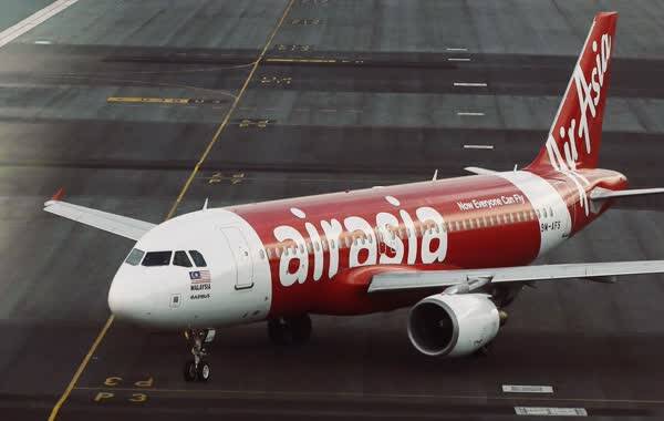 28日早晨，马来西亚亚航航班QZ8501与地面失联，机上共162人，有155名乘客，无中国公民。印尼官员说，飞行员为躲避云层，曾请求一条“不寻常”的航线。媒体称，事发后一架飞机在印尼勿里洞岛东部坠毁，但官方未证实此说法。印尼民航局已经展开搜救行动。图为亚洲航空公司（Air Asia）A320型客机资料图。