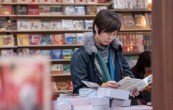 2014年12月27日，北京，央视著名女记者敬一丹逛三联书店。敬一丹衣着普通，素颜现身三联书店，手捧书本如邻家姐姐看书显亲和。
