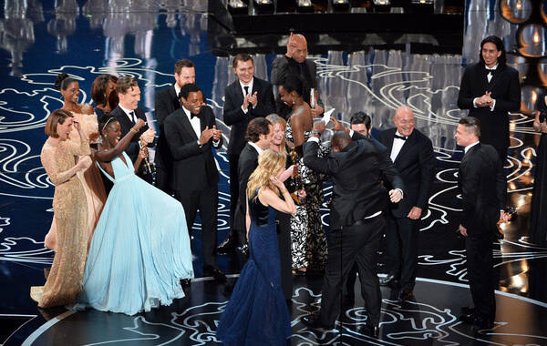 当地时间3月2日，美国洛杉矶，第86届奥斯卡金像奖颁奖礼（The 86th Academy Awards）举行。《为奴十二年》最终赢得奥斯卡最佳影片奖，众主创台上欢呼。