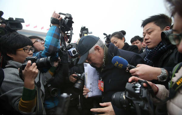 2014年03月03日，北京，全国政协十二届二次会议开幕，赵本山戴着帽子朴素现身。赵本山一亮相立刻就引起媒体们的“疯狂”跟拍，现场被话筒击中鼻梁的他仍然保持微笑。 