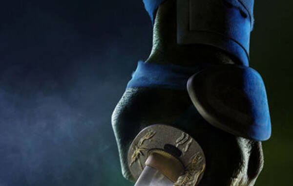 《忍者神龟》先行海报以标志性的颜色和武器亮相，影迷便能将四位神龟对号入座，手持武士刀的李奥纳多、双插拉斐尔、双节棍米开朗基罗以及以木棍为武器的“紫菜包”多纳泰罗悉数登场。图为手持武士刀的“蓝霹雳”李奥纳多。