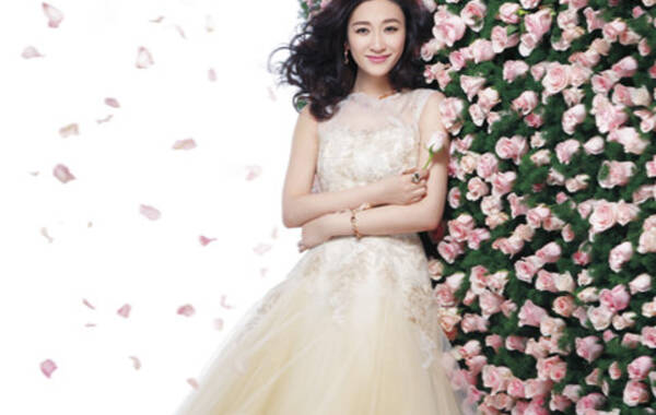 李小冉登上《时尚新娘》5月刊封面，37岁的她披上婚纱甜美似20岁，而这一切的外在美，我们相信，都源于她内心的坚强和真实。