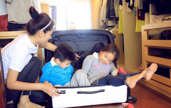 4月24日，刘涛在微博中晒出了四张家居照片。照片中，刘涛一身家居便装，赤脚踩在地板上收拾行李。一双儿女钻到行李箱里与妈妈玩耍。图为刘涛跟孩子们玩耍。