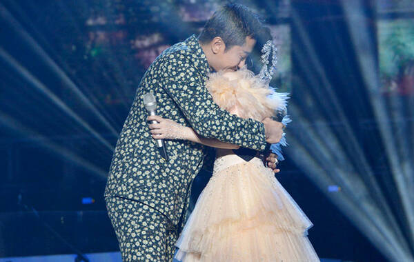 杨钰莹复出后开个唱 与毛宁合体唱《心雨》|杨