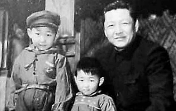 1958年，习近平与父亲、弟弟合影。