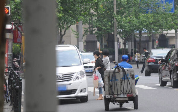 2014年5月12日，记者在上海市中心偶遇正在购物的马伊琍。当天马伊琍一身休闲装扮与女性友人一起准备将采购回来的东西搬上车，仔细一看原来马伊琍此行都是为大女儿爱马采购的画图用具。