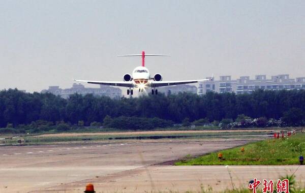 6月18日，中国ARJ21-700新支线飞机105架机在上海完成第一次飞行，该机是即将交付首家用户成都航空公司的第一架飞机。图为飞机制造商中国商用飞机有限责任公司提供的ARJ21-700飞机105架机完成首飞正准备安全降的画面。据悉，该架飞机于2013年12月30日总装下线，2014年6月10日转入试飞站，6月14日，成功进行了两次低速滑行和两次中速滑行，6月18日进行高速滑行和第一次飞行，当日首飞共飞行2小时08分，完成了预定各项检查任务，飞机各项性能良好。