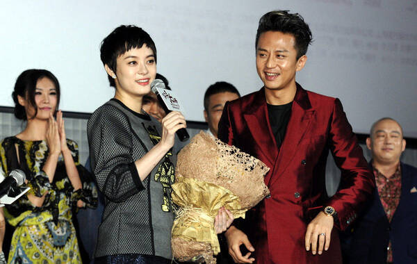 2014年6月23日，上海，由邓超自导自演的喜剧影片《分手大师》举办点映典礼。孙俪产后首次亮相，力挺老公邓超新作大秀恩爱夫妻情。刚刚生完二胎的孙俪助阵首映现场，身材恢复良好，面对台下上千名观众，孙俪笑言：“太久没见过这么多人了，我都有点不好意思了。”