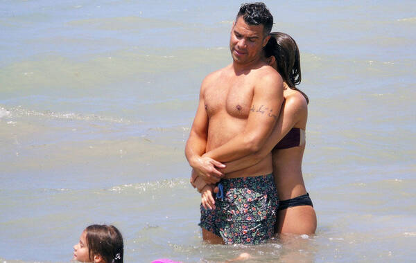 当地时间2014年7月10日，墨西哥，美国女星杰西卡-阿尔芭（Jessica Alba）与家人度假被拍。在海水中，杰西卡环抱老公还亲吻老公的肩膀大秀甜蜜。