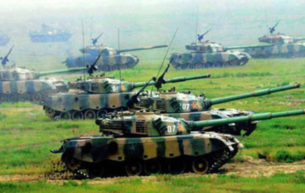 （一）国产坦克：96式主战坦克是中国北方工业公司研制的新型主战坦克，1999年国庆阅兵中公开亮相。该型坦克车长11米，宽3.4米，高2米，战斗全重48吨，乘员3人。最大公路速度60千米/小时，最大公路行程400千米。武器：1门125毫米滑膛炮，1挺7.62毫米同轴机枪，1挺12.7毫米高射机枪。