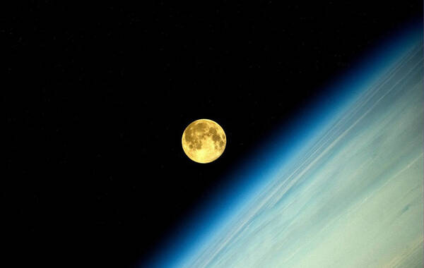 8月11日凌晨2时前后，被称为超级月亮的全年最大最圆的满月将在天幕出现。从拍摄月亮的角度看，最佳拍摄时间是在8月10日晚上月亮东升后。此时，满月呈现金黄色，视面积颇大，高度较低，很适宜与一起合影，甚至在花好月圆下拍摄全家福。图为宇航员Oleg Artemyev 拍摄于空间站的满月。