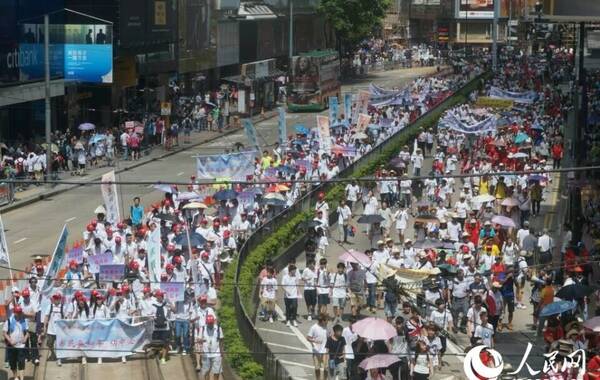 2014年8月17日，香港“保普选反占中大联盟”今日下午发起游行，由维多利亚公园游行至中环。根据记者观察，参与游行人士已经站满超过五个足球场，数万香港市民参与。此前大会曾指出，已接获1,170个团体报名参加，据传游行人数近16万人。