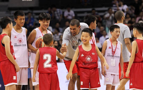 2014年姚明基金慈善赛，中国男篮以119比100战胜美国明星队。